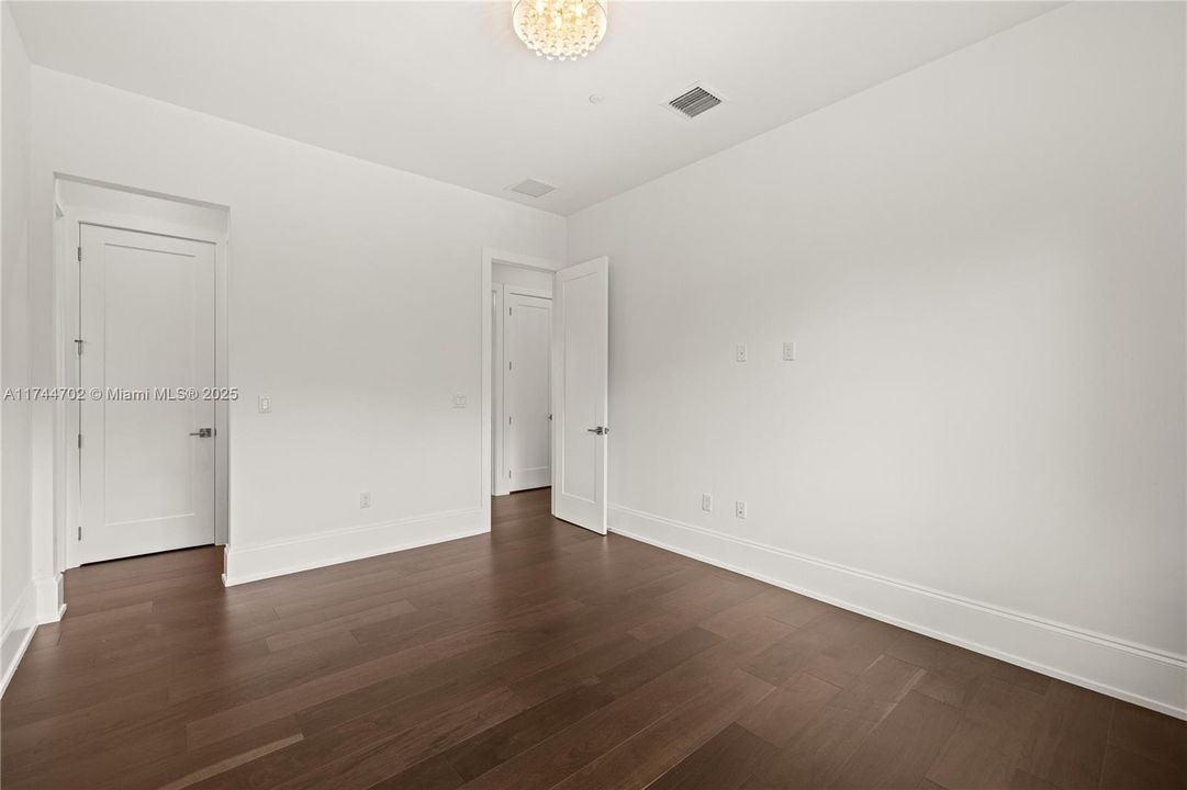 最近售出: $3,850,000 (7 贝兹, 7 浴室, 6428 平方英尺)