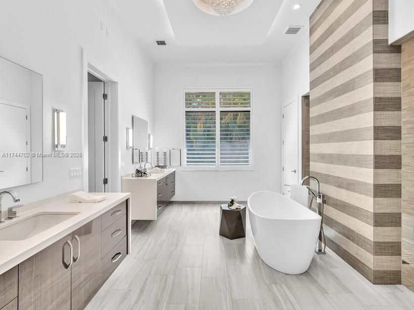 最近售出: $3,850,000 (7 贝兹, 7 浴室, 6428 平方英尺)