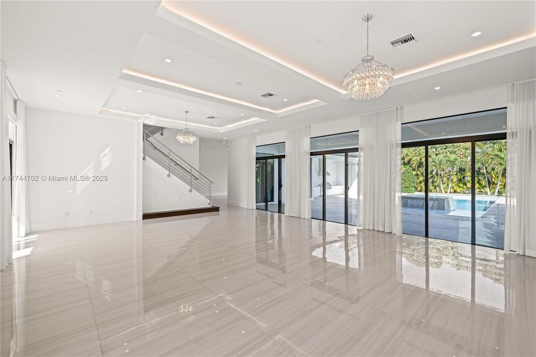 最近售出: $3,850,000 (7 贝兹, 7 浴室, 6428 平方英尺)