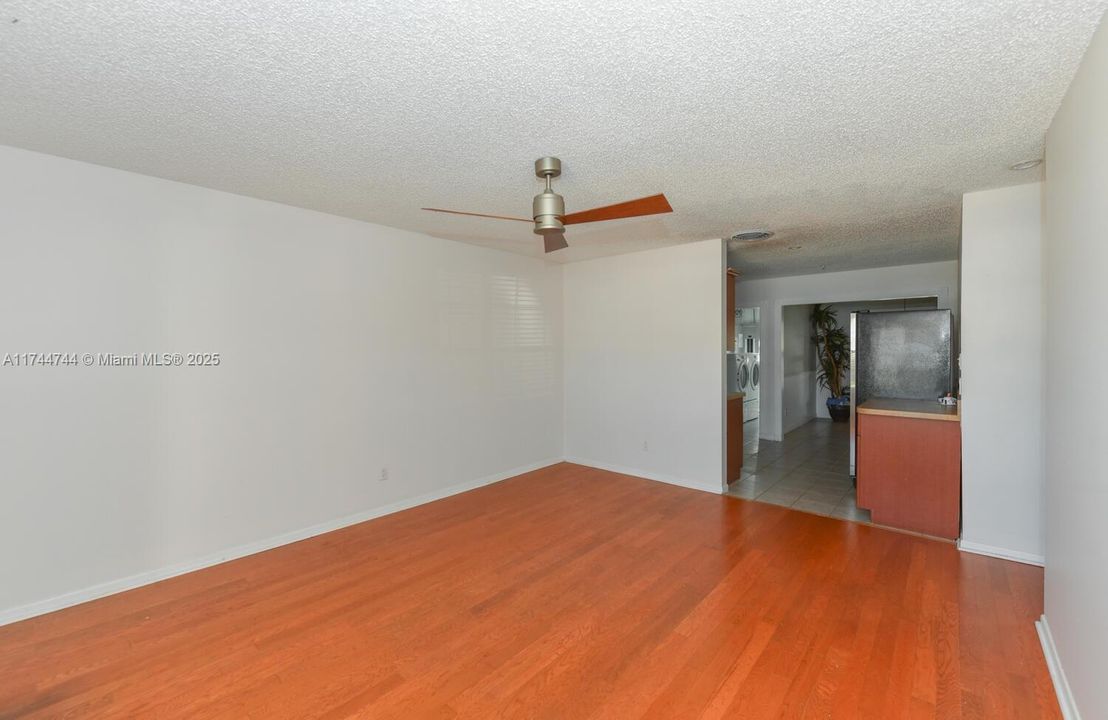 最近租的: $2,100 (2 贝兹, 1 浴室, 1044 平方英尺)