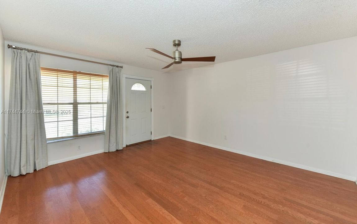 最近租的: $2,100 (2 贝兹, 1 浴室, 1044 平方英尺)