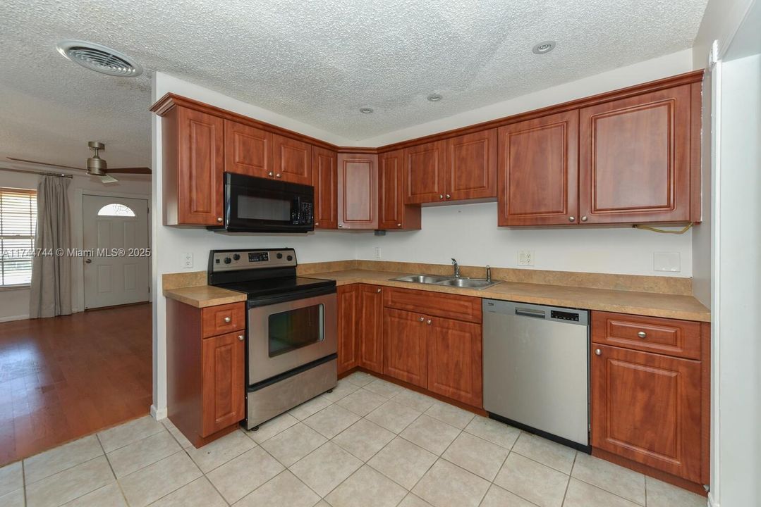 最近租的: $2,100 (2 贝兹, 1 浴室, 1044 平方英尺)