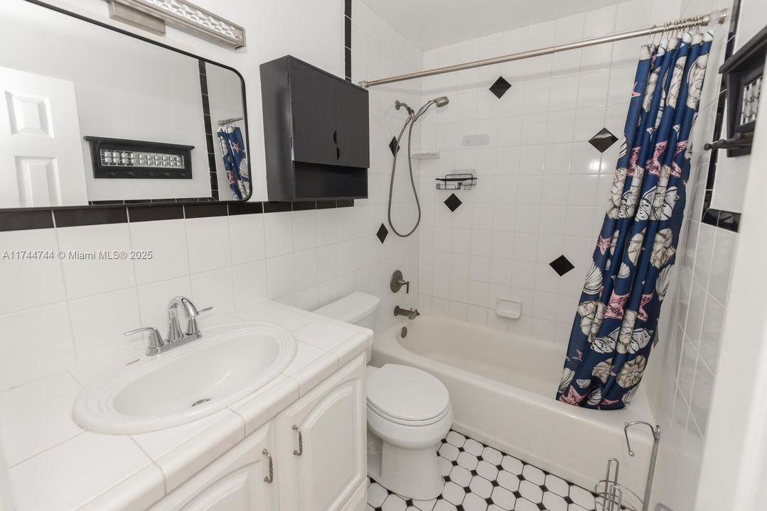 最近租的: $2,100 (2 贝兹, 1 浴室, 1044 平方英尺)