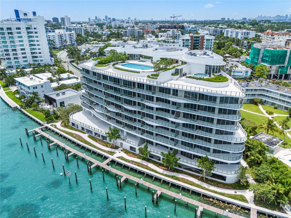 最近售出: $5,970,000 (4 贝兹, 4 浴室, 3174 平方英尺)