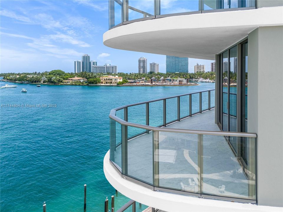 最近售出: $5,970,000 (4 贝兹, 4 浴室, 3174 平方英尺)