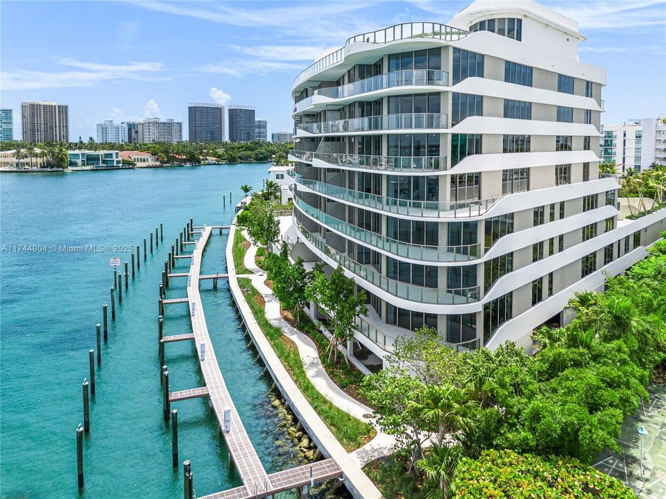 最近售出: $5,970,000 (4 贝兹, 4 浴室, 3174 平方英尺)