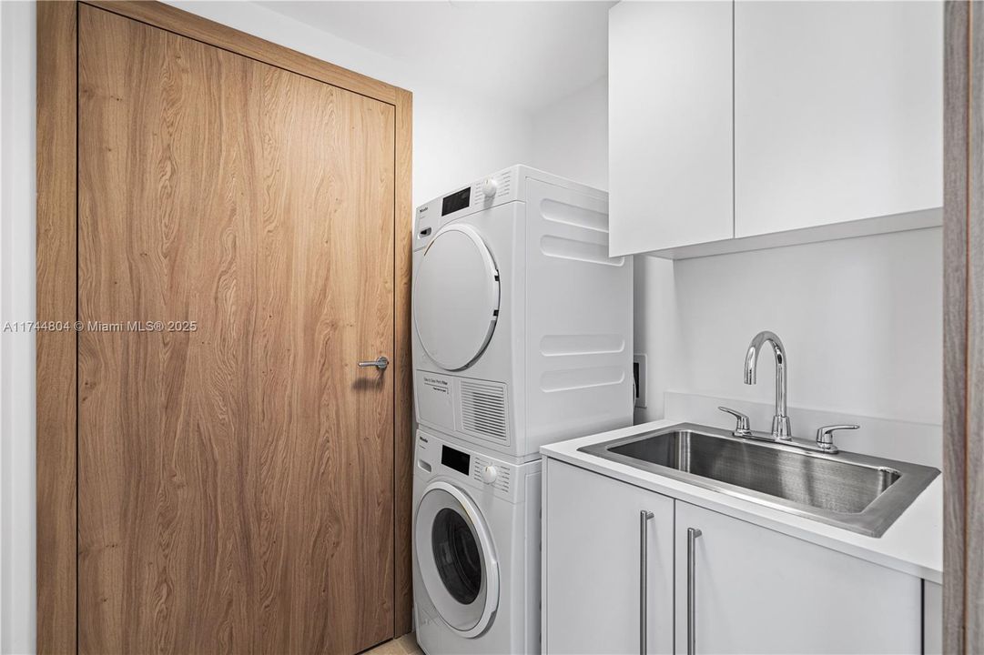 最近售出: $5,970,000 (4 贝兹, 4 浴室, 3174 平方英尺)