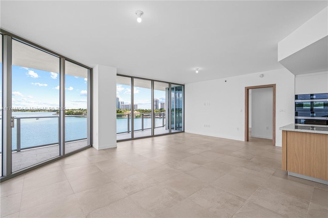 最近售出: $5,970,000 (4 贝兹, 4 浴室, 3174 平方英尺)