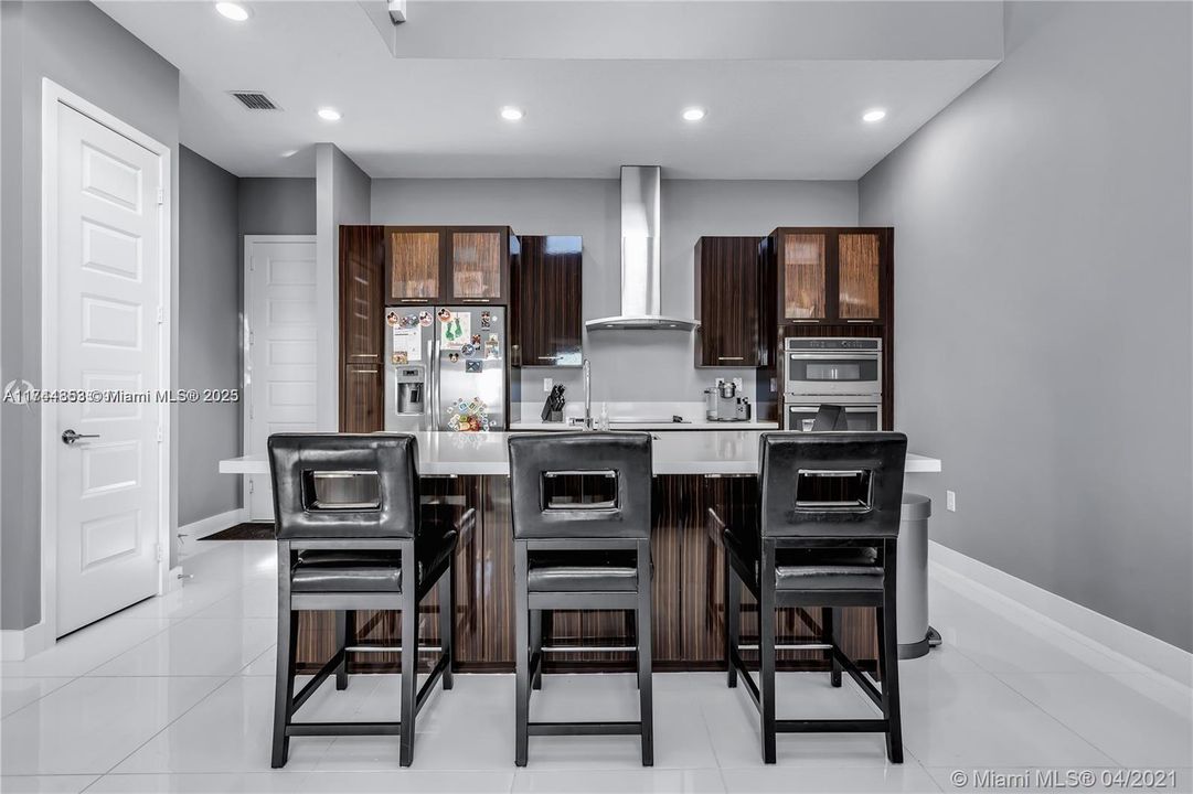 最近租的: $7,000 (5 贝兹, 3 浴室, 3050 平方英尺)