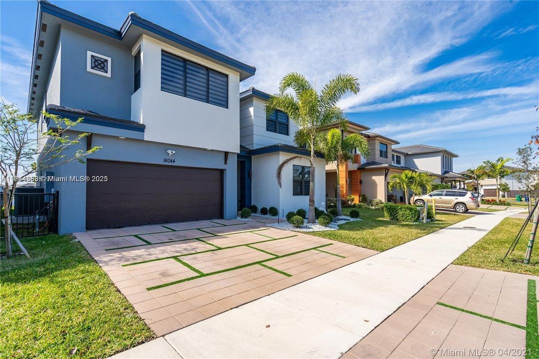 最近租的: $7,000 (5 贝兹, 3 浴室, 3050 平方英尺)