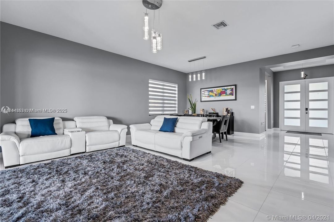 最近租的: $7,000 (5 贝兹, 3 浴室, 3050 平方英尺)