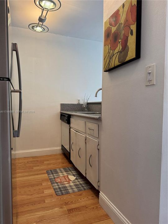 For Sale: $170,000 (1 beds, 1 baths, 696 Square Feet)