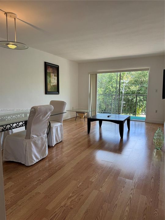 For Sale: $170,000 (1 beds, 1 baths, 696 Square Feet)