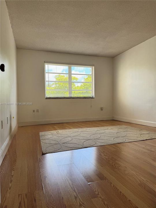 For Sale: $170,000 (1 beds, 1 baths, 696 Square Feet)