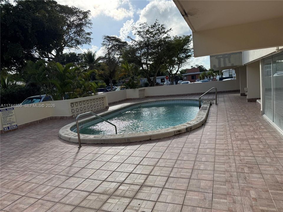 For Sale: $170,000 (1 beds, 1 baths, 696 Square Feet)