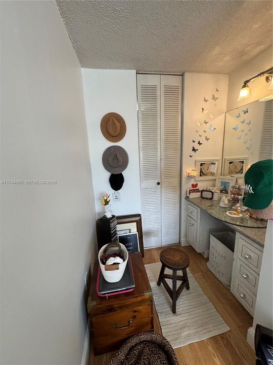 For Sale: $170,000 (1 beds, 1 baths, 696 Square Feet)