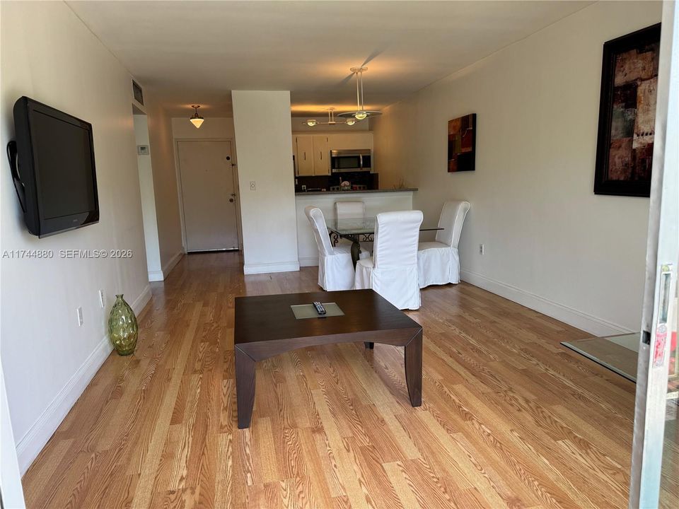 For Sale: $170,000 (1 beds, 1 baths, 696 Square Feet)