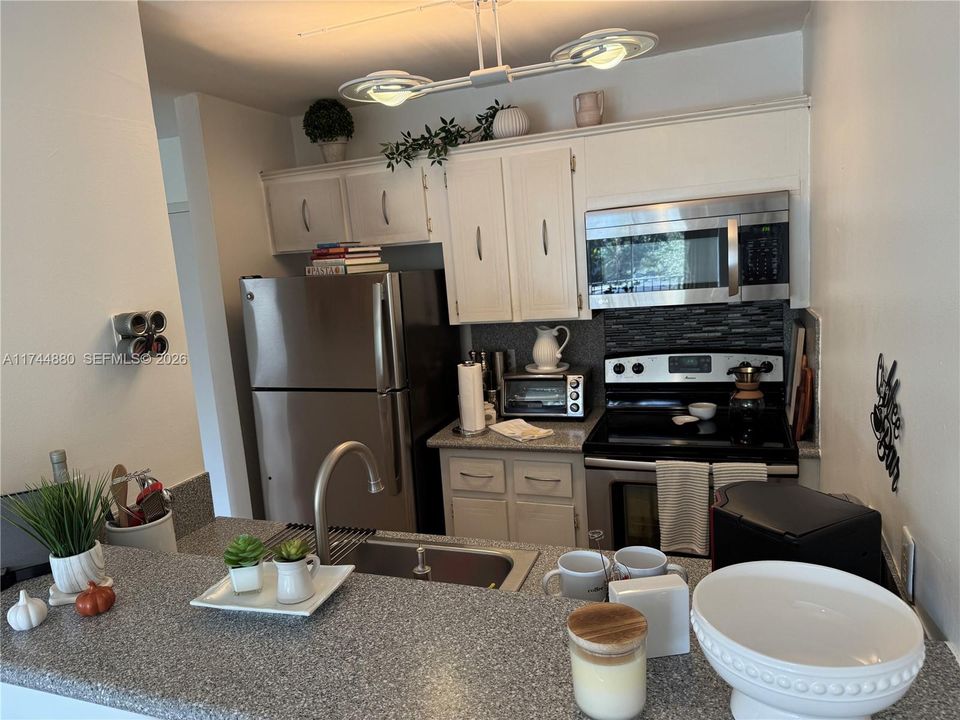 For Sale: $170,000 (1 beds, 1 baths, 696 Square Feet)
