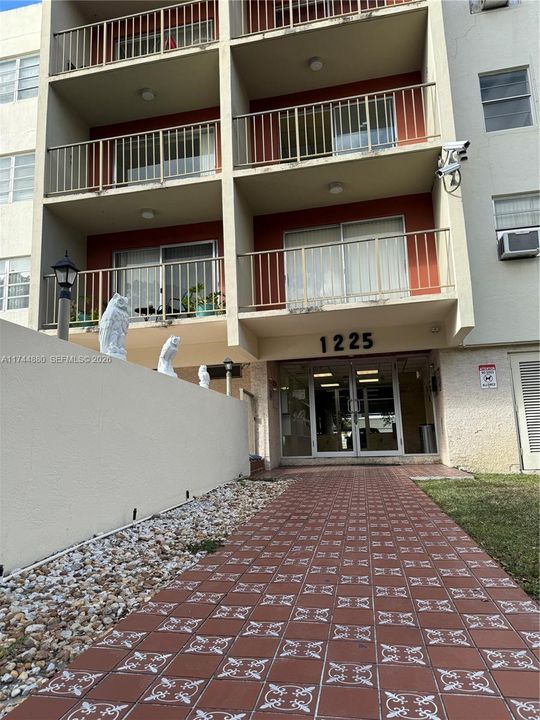 For Sale: $170,000 (1 beds, 1 baths, 696 Square Feet)