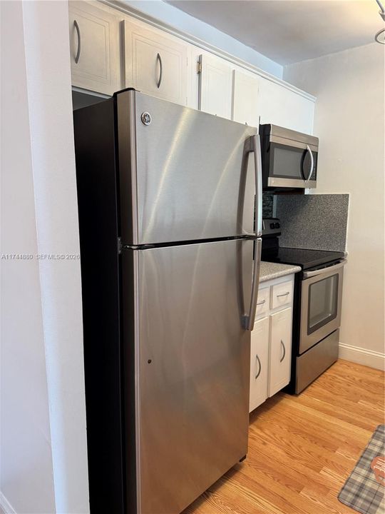 For Sale: $170,000 (1 beds, 1 baths, 696 Square Feet)