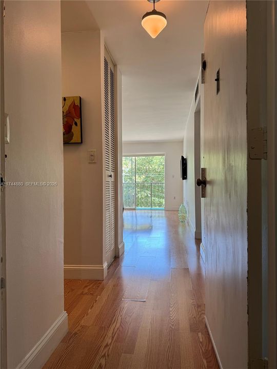 For Sale: $170,000 (1 beds, 1 baths, 696 Square Feet)