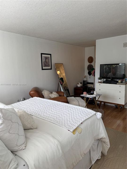 For Sale: $170,000 (1 beds, 1 baths, 696 Square Feet)