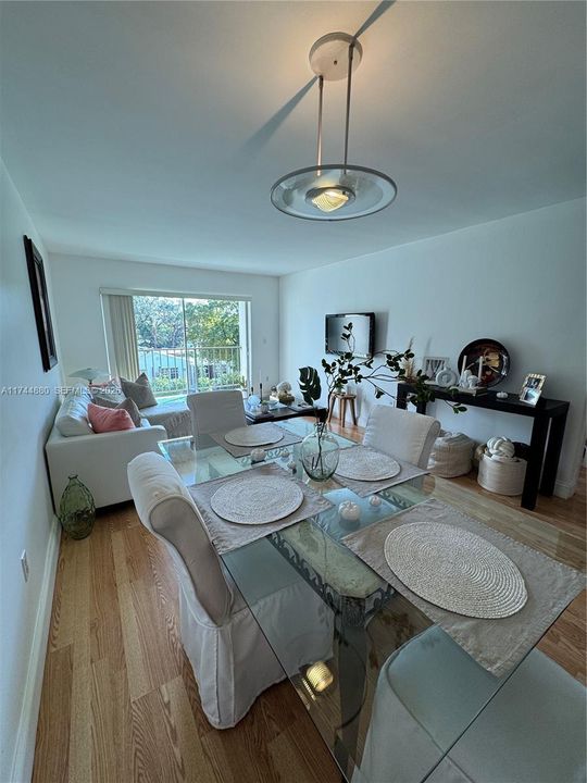 For Sale: $170,000 (1 beds, 1 baths, 696 Square Feet)