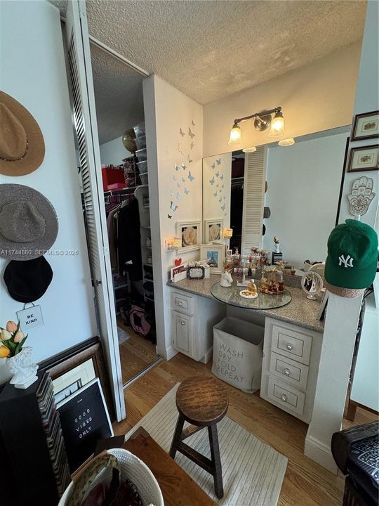 For Sale: $170,000 (1 beds, 1 baths, 696 Square Feet)