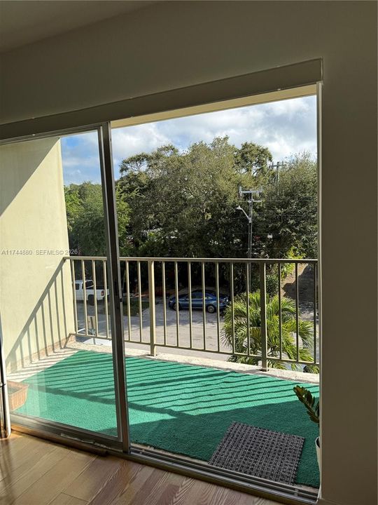 For Sale: $170,000 (1 beds, 1 baths, 696 Square Feet)