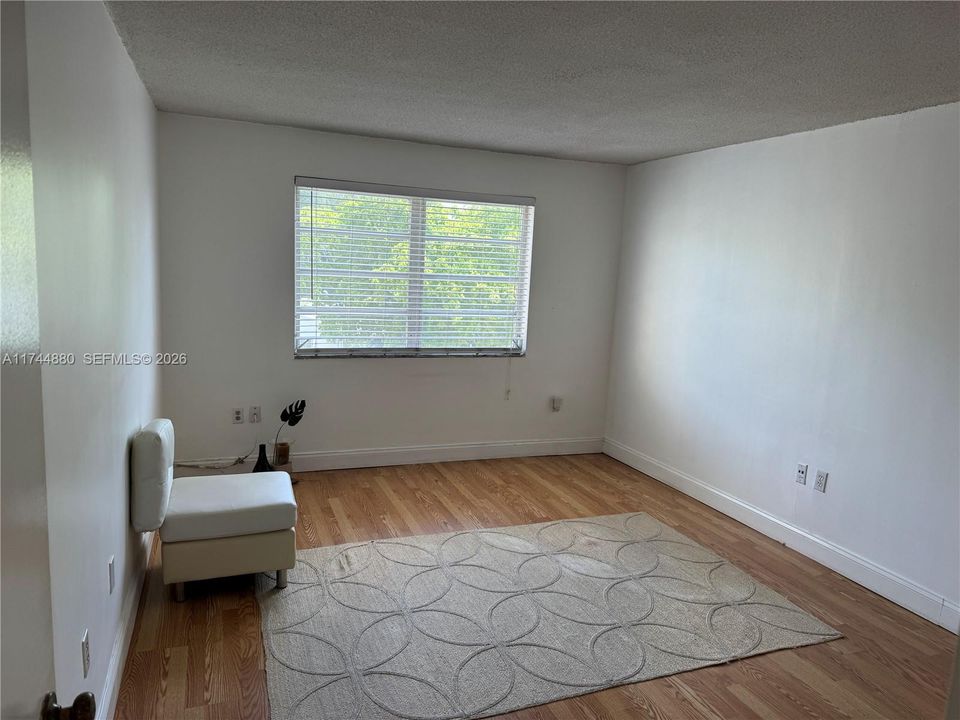 For Sale: $170,000 (1 beds, 1 baths, 696 Square Feet)