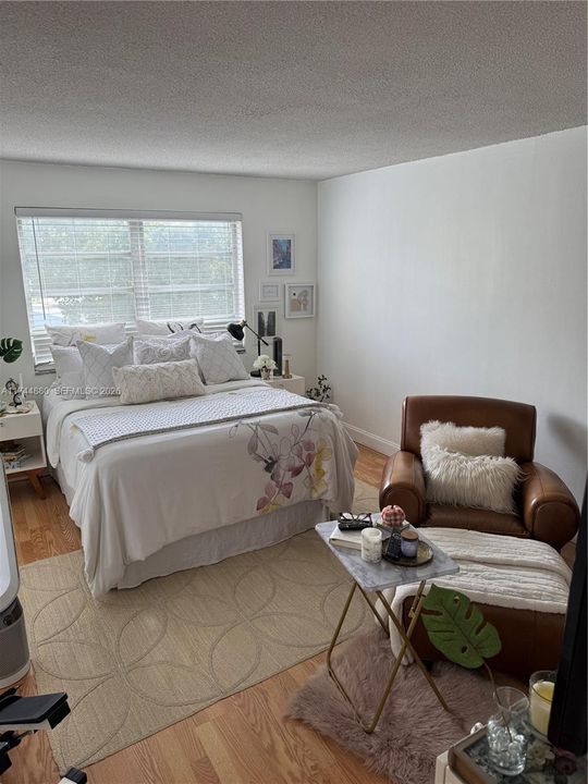 For Sale: $170,000 (1 beds, 1 baths, 696 Square Feet)