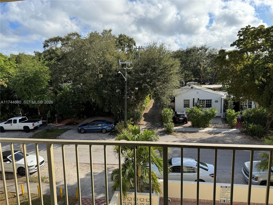 For Sale: $170,000 (1 beds, 1 baths, 696 Square Feet)