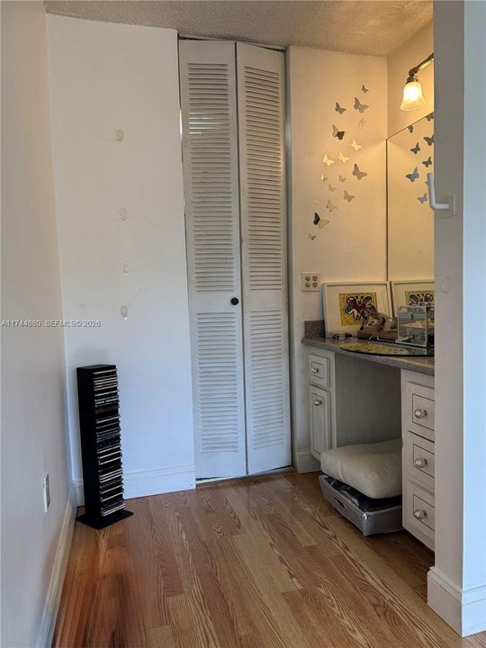 For Sale: $170,000 (1 beds, 1 baths, 696 Square Feet)