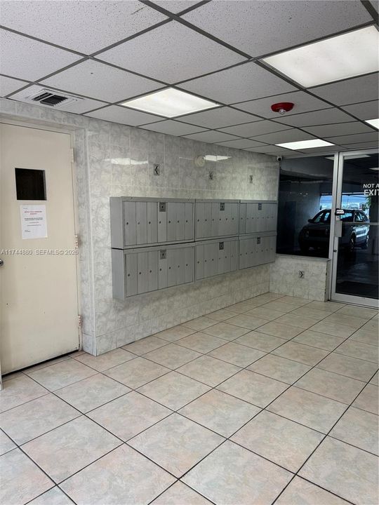 For Sale: $170,000 (1 beds, 1 baths, 696 Square Feet)