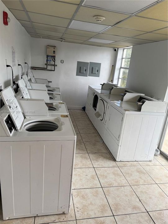 For Sale: $170,000 (1 beds, 1 baths, 696 Square Feet)