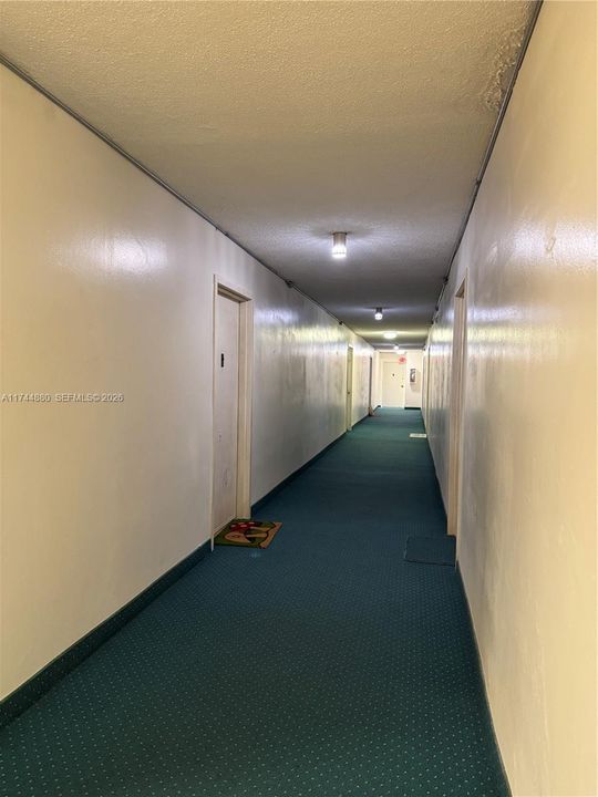 For Sale: $170,000 (1 beds, 1 baths, 696 Square Feet)