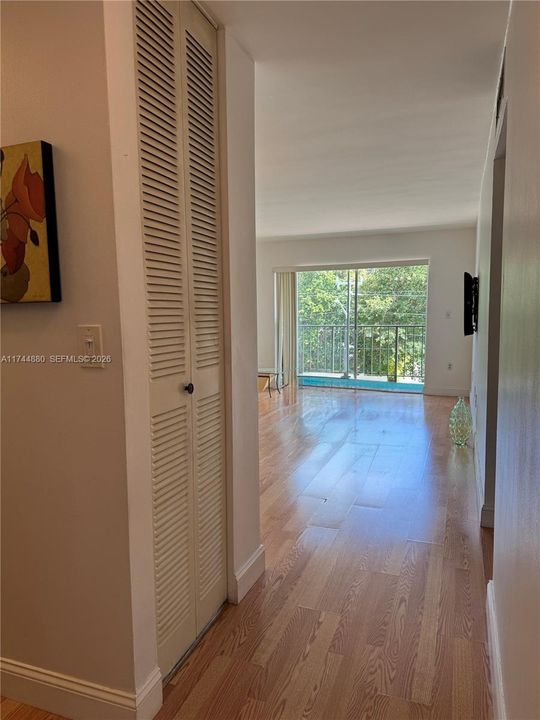 For Sale: $170,000 (1 beds, 1 baths, 696 Square Feet)