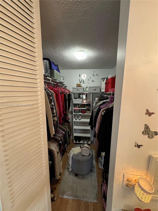 For Sale: $170,000 (1 beds, 1 baths, 696 Square Feet)