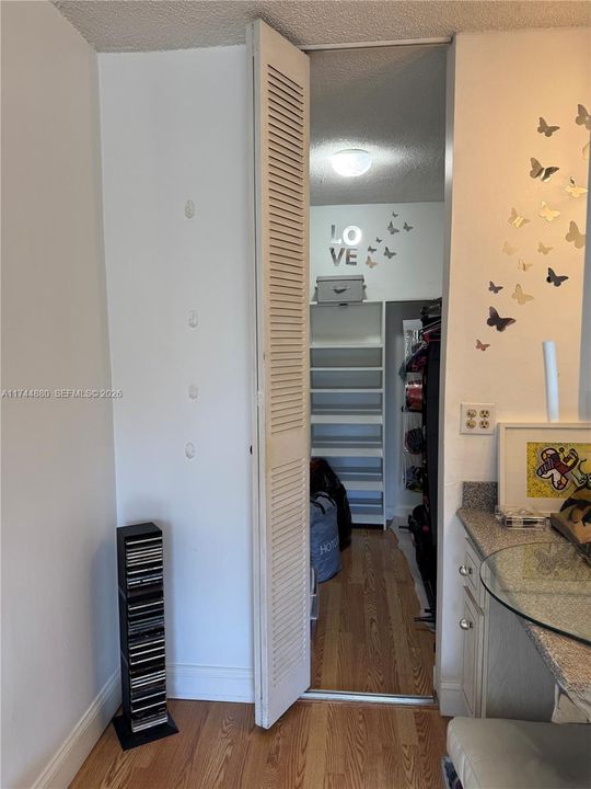 For Sale: $170,000 (1 beds, 1 baths, 696 Square Feet)