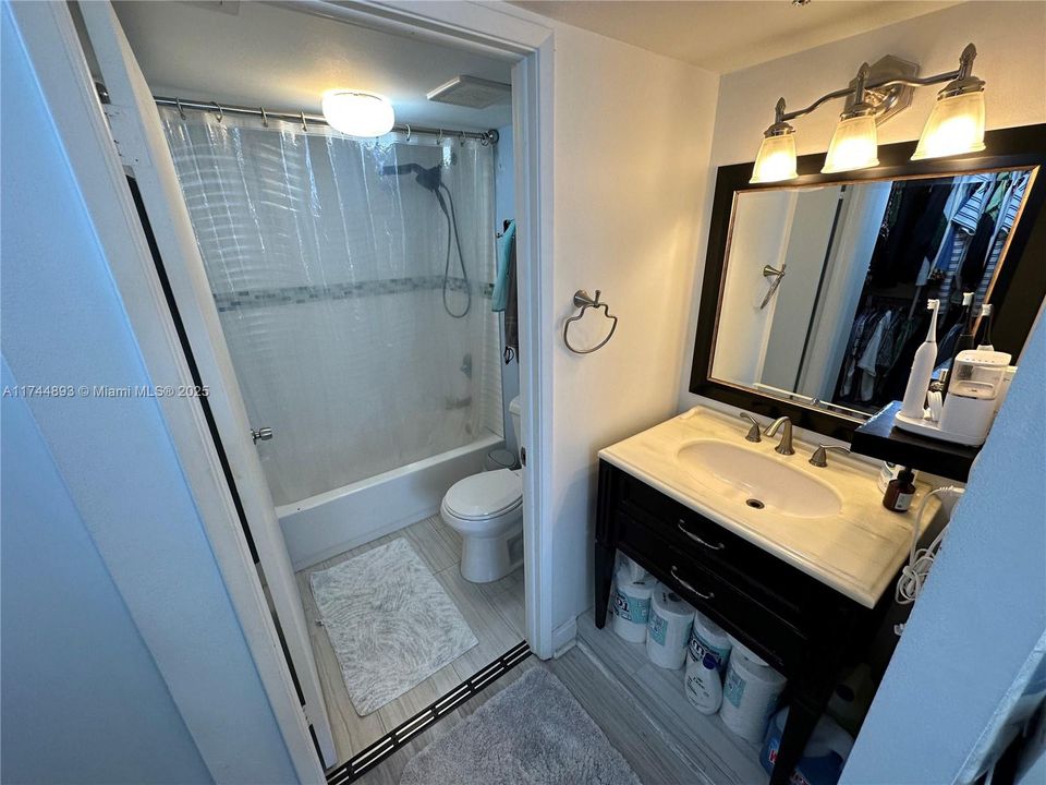 Recently Rented: $3,950 (2 beds, 2 baths, 902 Square Feet)