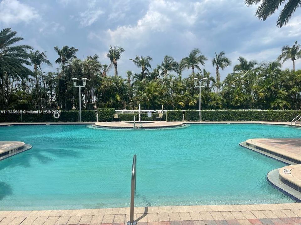 For Sale: $363,000 (2 beds, 2 baths, 1270 Square Feet)