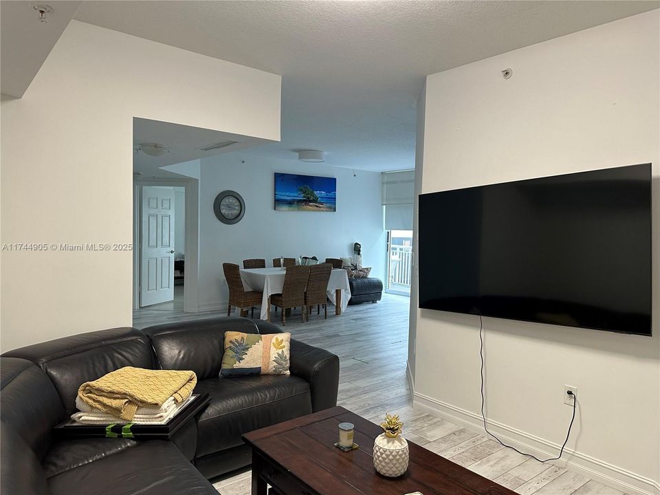 For Sale: $363,000 (2 beds, 2 baths, 1270 Square Feet)