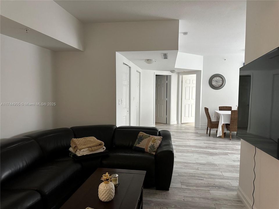 For Sale: $363,000 (2 beds, 2 baths, 1270 Square Feet)