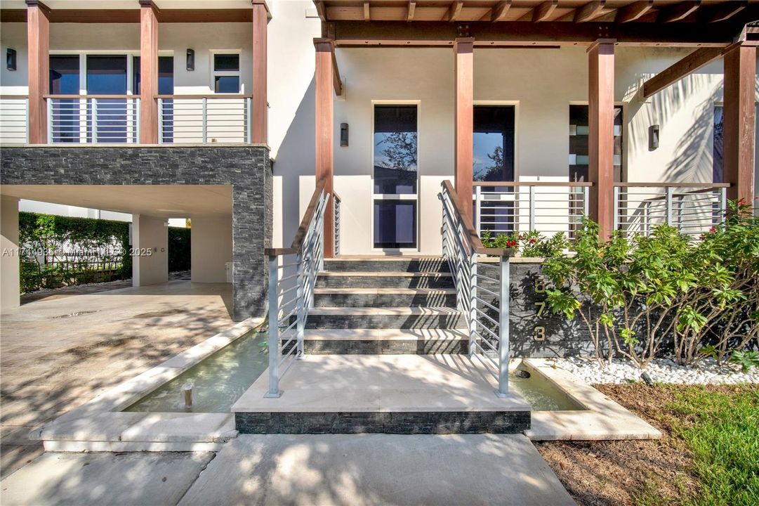 出租: $28,000 (5 贝兹, 5 浴室, 3701 平方英尺)