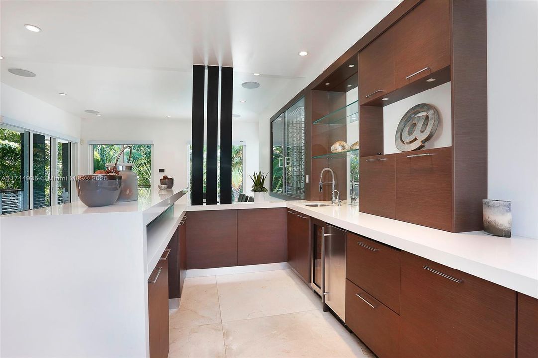 出租: $28,000 (5 贝兹, 5 浴室, 3701 平方英尺)