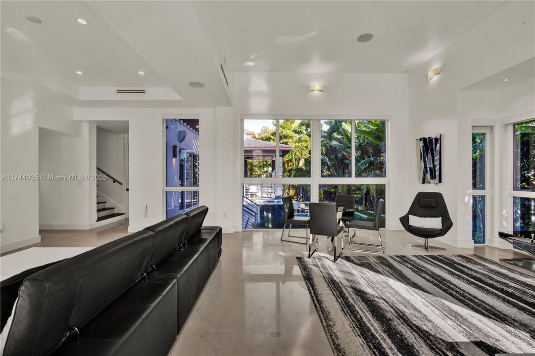 出租: $28,000 (5 贝兹, 5 浴室, 3701 平方英尺)