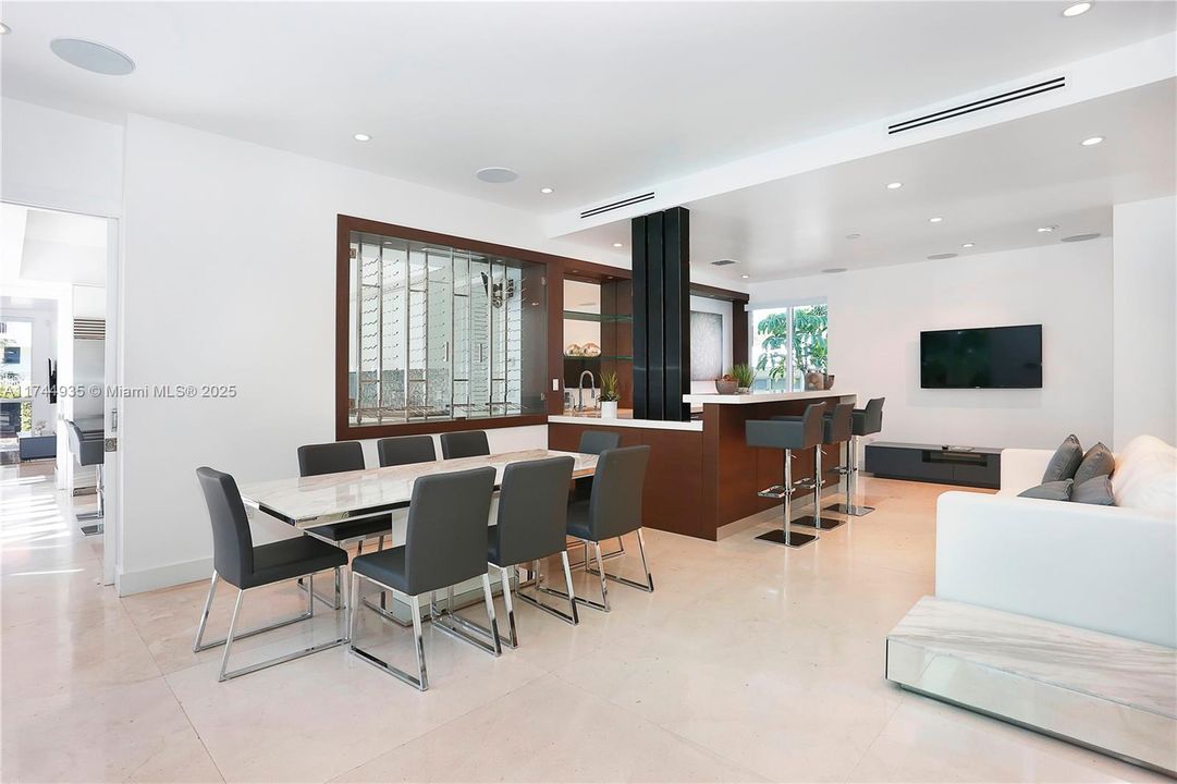 出租: $28,000 (5 贝兹, 5 浴室, 3701 平方英尺)