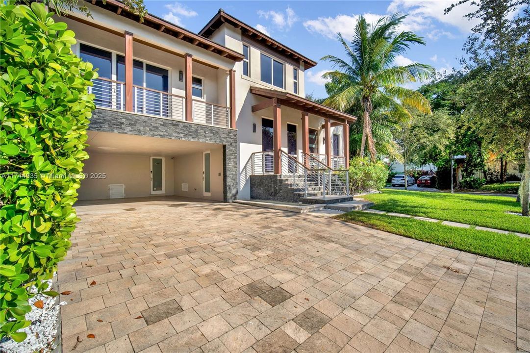 出租: $28,000 (5 贝兹, 5 浴室, 3701 平方英尺)