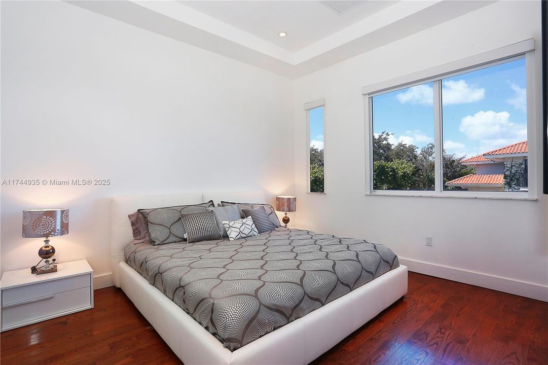 出租: $28,000 (5 贝兹, 5 浴室, 3701 平方英尺)