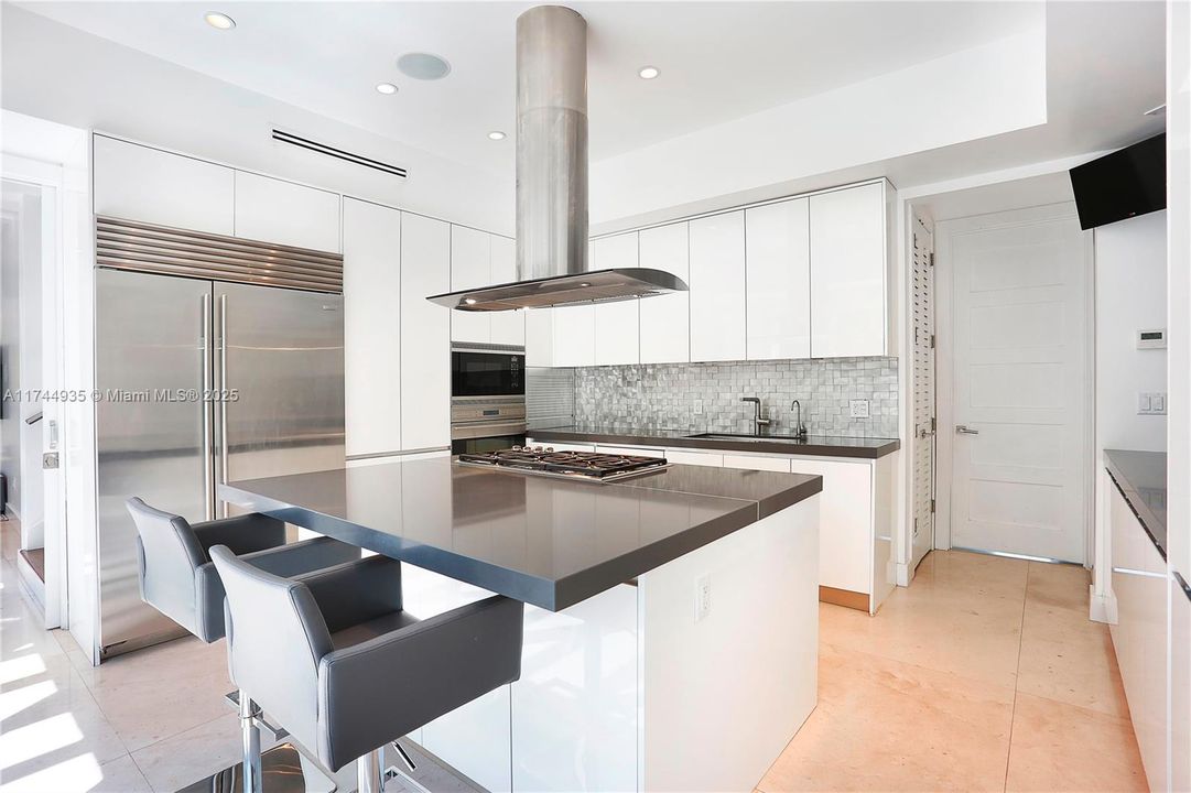 出租: $28,000 (5 贝兹, 5 浴室, 3701 平方英尺)